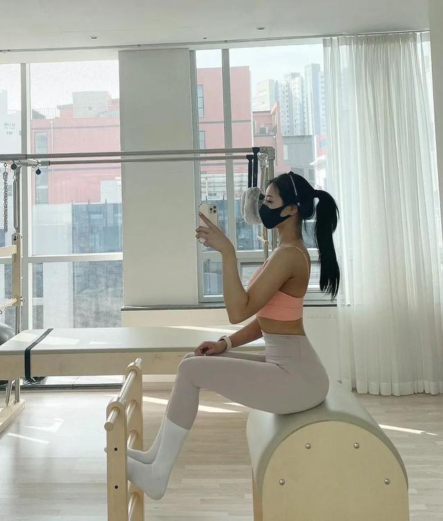 “现在的健身房老板娘，身材都这么野了吗？”