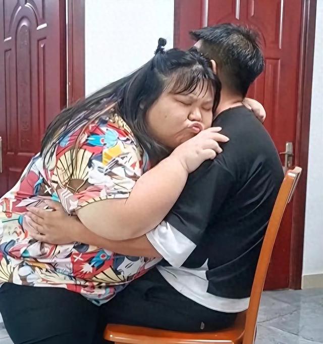 昔日校花被丈夫喂到330斤、睡塌两张床，丈夫：我怕她被别人抢走