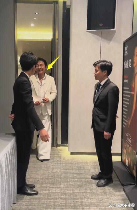 61岁马景涛为微商站台太掉价，嘴歪、脸部浮肿，俩儿子上国际学校压力大