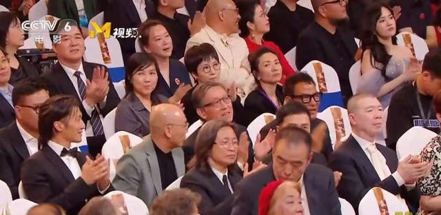 |陈凯歌情绪不佳,第二次获奖才笑,魏大勋想抢C位被陈飞宇拉走