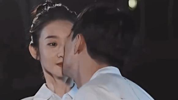 职场骚扰？施柏宇私加吻戏，夺张艺凡荧幕初吻，事后炫耀得手两次