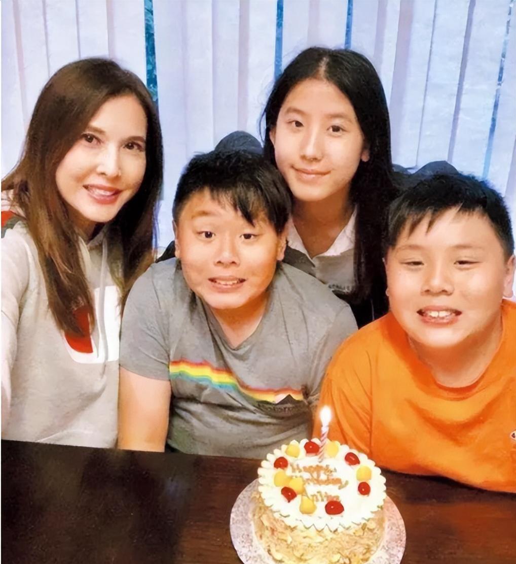 |“紫衫龙王”李婉华:靠外貌拿下两大优质男,35岁嫁加拿大富豪!