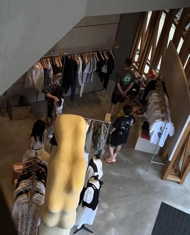 王思聪疑乘私人飞机带一群网红购物，新女友身材棒，高颜值太吸睛