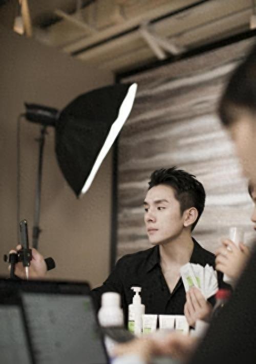 李佳琦直播间现状,全程面无表情不敢看弹幕,雇水军刷屏屡屡遭举报