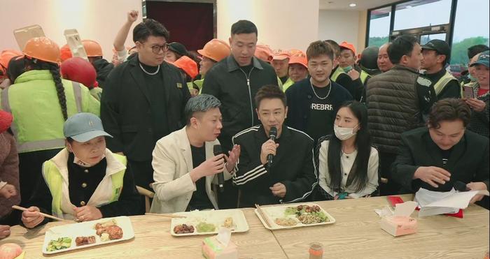 |国岳夫妇女儿百日宴,给宝宝戴金锁封三瓶5万茅台,陈浩民撑场