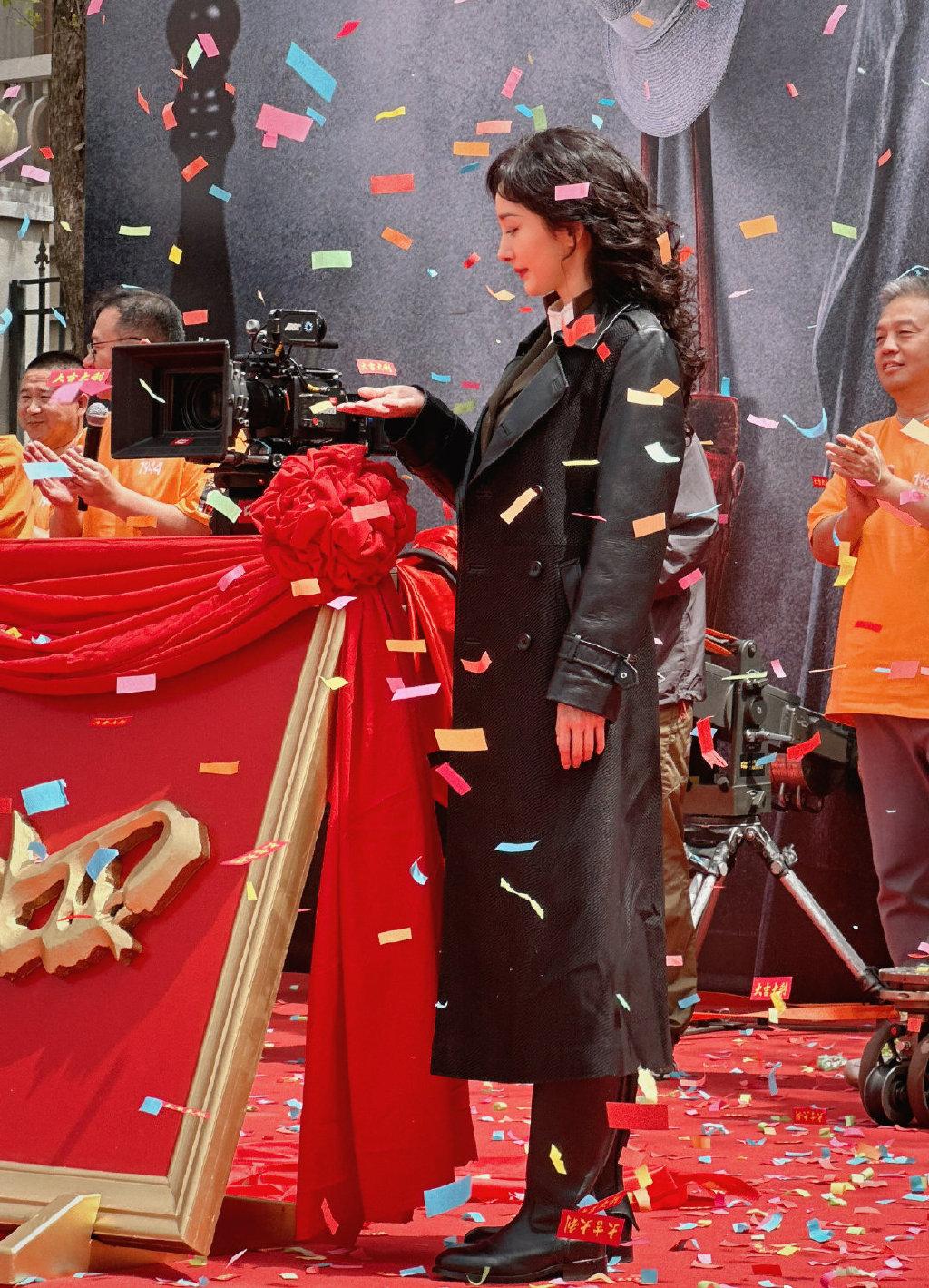 杨幂越来越“少女”了,就算烫了“大妈头”,也很减龄