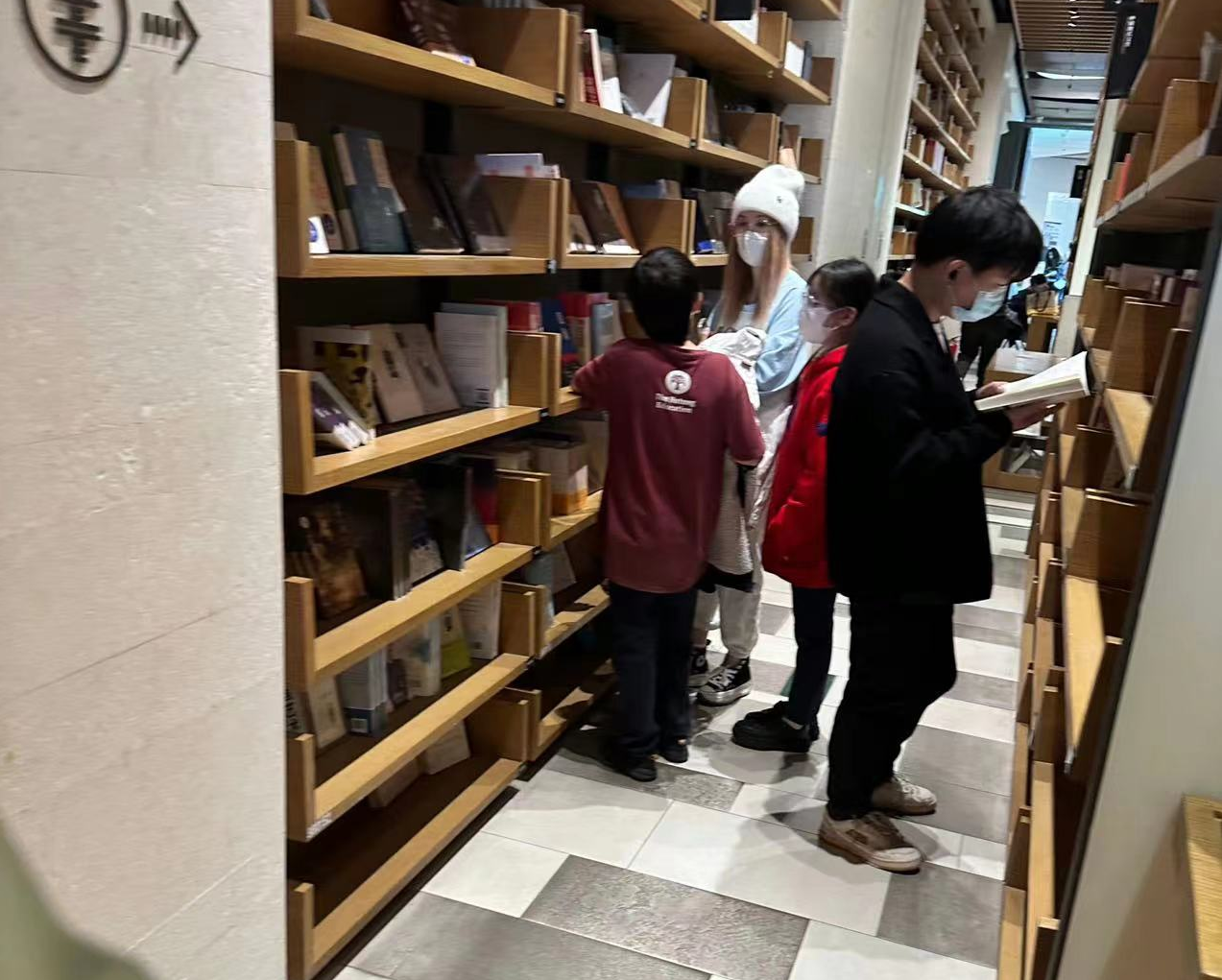 马蓉|马蓉带儿女回陕西玩,一头金发似精神小妹,和王宝强轮流带娃