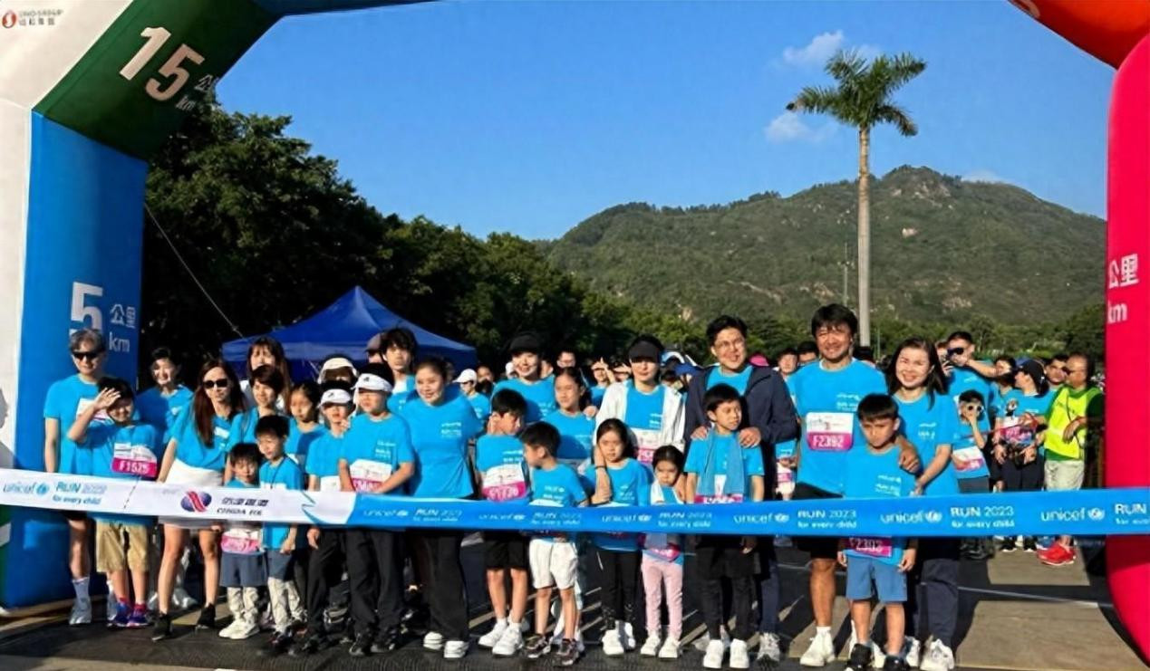 霍启刚慈善跑拥抱父子情，甘比陪女儿义工体验公益豪门教育