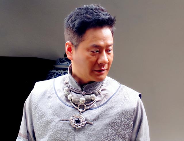 成名后抛弃妻女，为娶小8岁娇妻净身出户，如今前妻走红他变路人