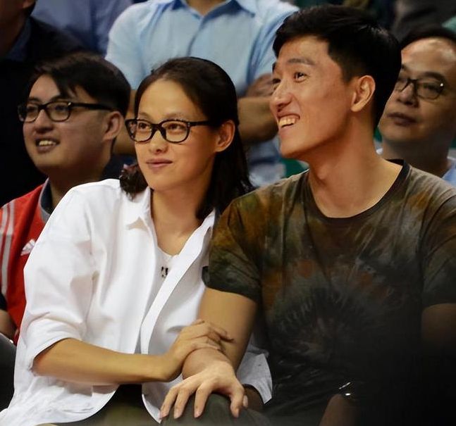 |刘翔与二婚妻子现场机场,36岁吴莎打扮时尚,结婚6年感情稳定