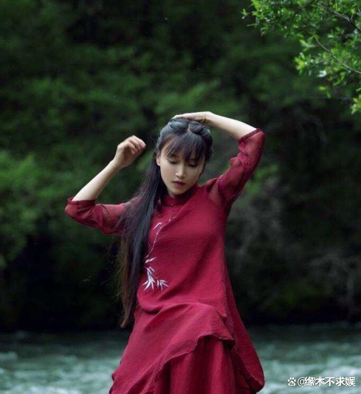 33岁李子柒正式复出!大眼睛、微笑唇神似Angelababy,被扒不是第一次变脸