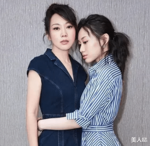 邹元清 闫妮携女儿见世面，50岁闫妮太有熟女韵味，23岁邹元清长相普通没辨识度，难怪捧不起来