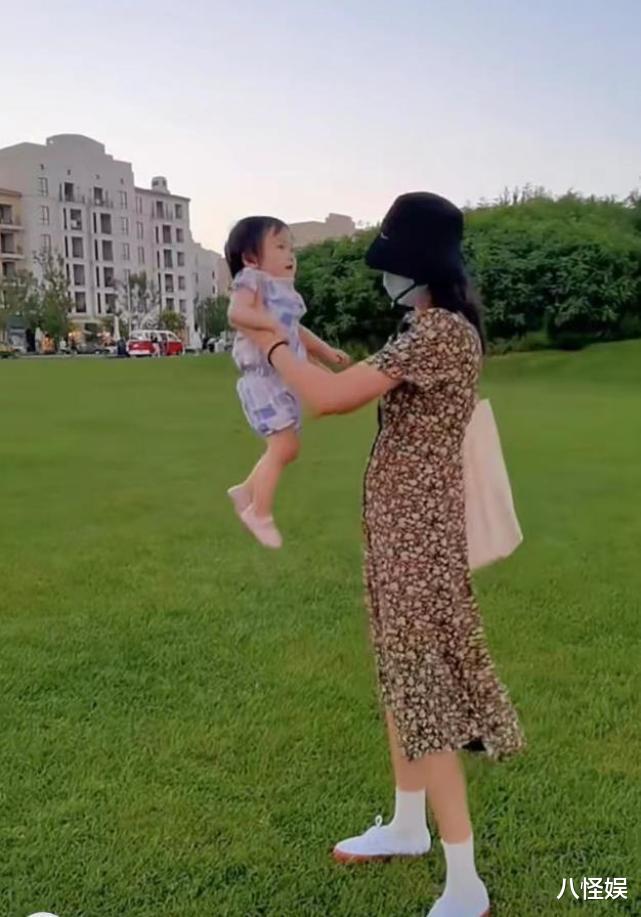 张梓琳|张梓琳新年首晒小女儿,一岁半Jocelyn露正脸像妈妈,身高好惹眼