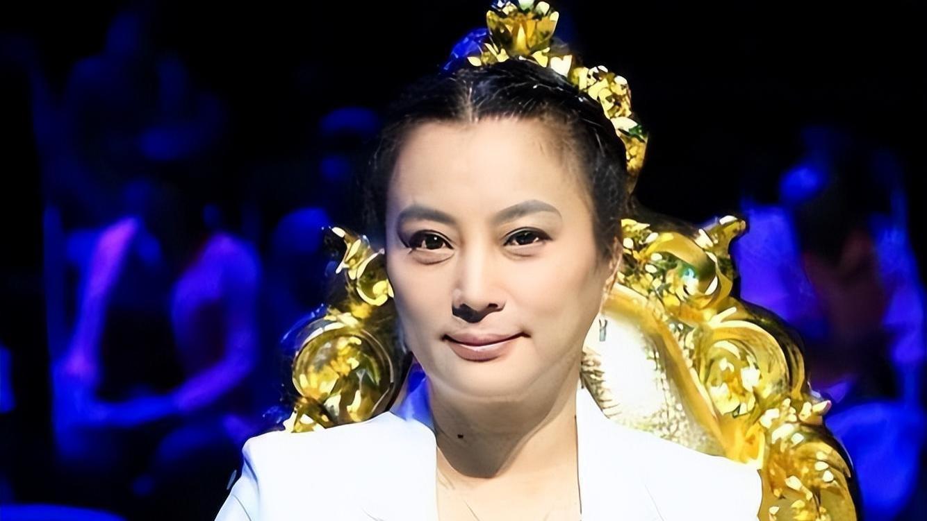 打败韦唯毛阿敏，却被亲弟弟砸成了脑震荡，一代歌后沦为保姆求生！