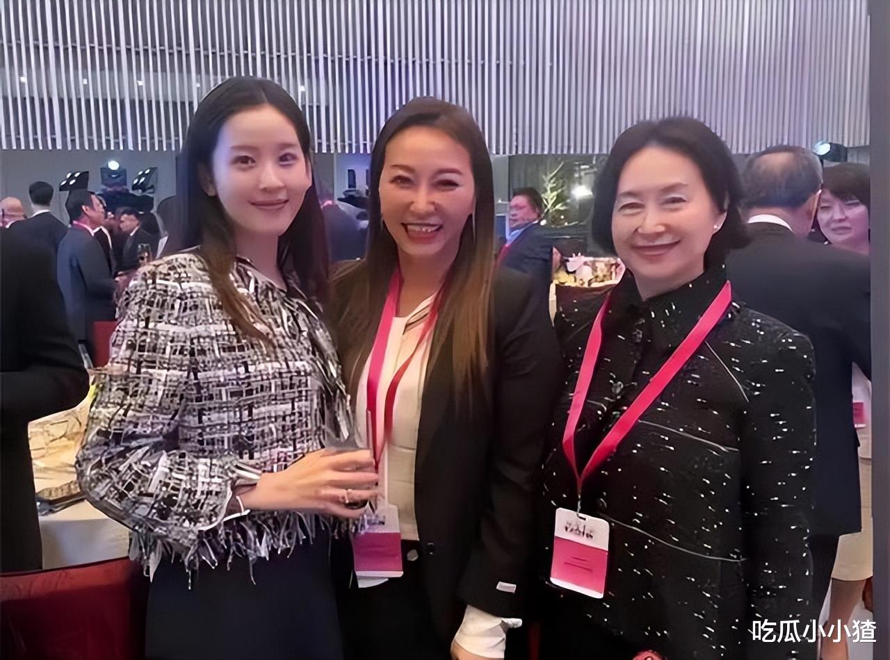 章泽天|章泽天现身戛纳晚宴，生图曝光，8万连衣裙配299元手机链