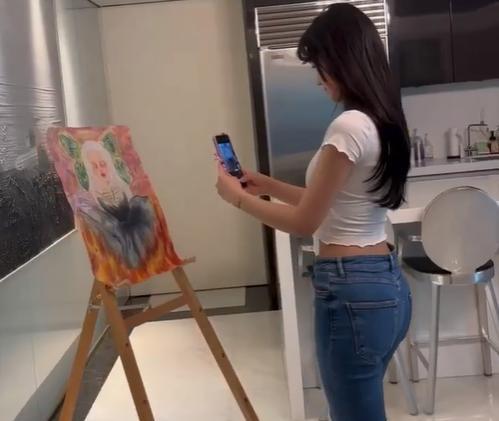 小S|小S二女儿穿低领露腰白T恤,嘲笑小S没才艺,私底下中英文对话