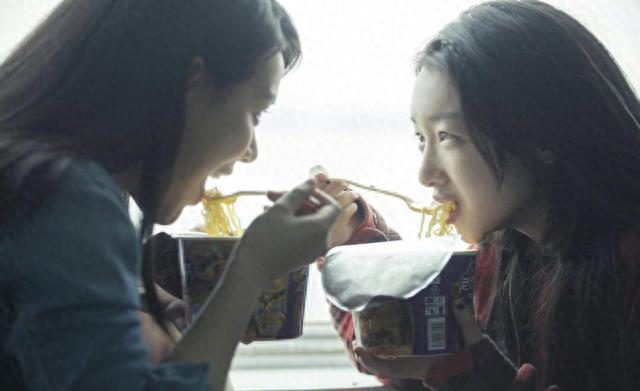 曾志伟拽的不是周冬雨的手，而是娱乐圈藏不住的丑陋，两人啥关系