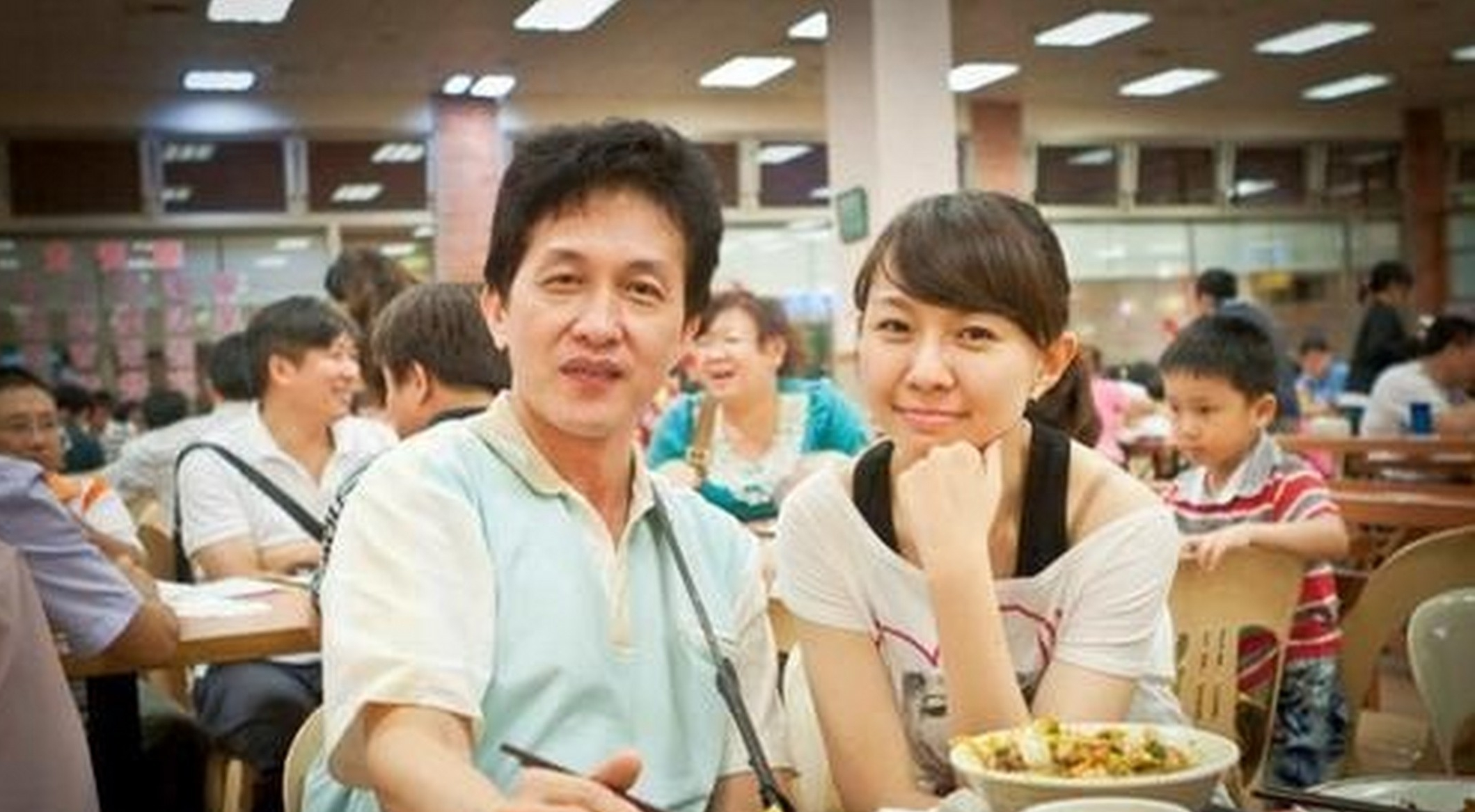 42岁卓依婷罕见露脸现身三亚，与她曾经的模样相比，简直判若两人