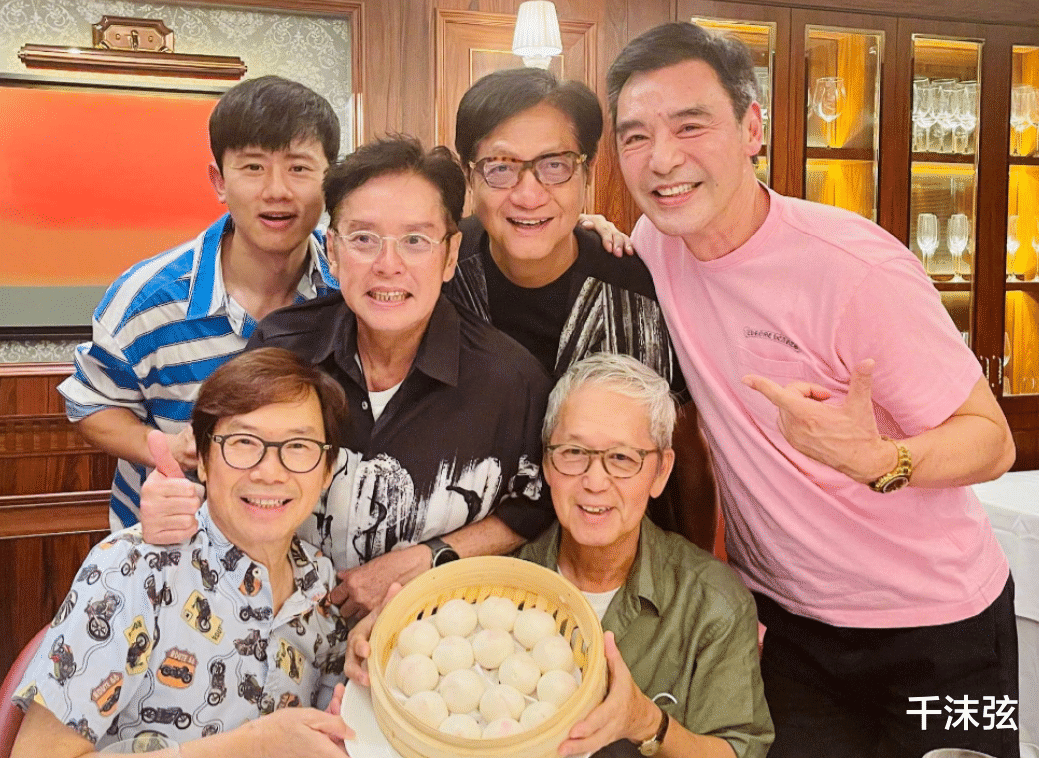 谢娜一家现身香港为好友庆生,张杰满脸褶子显憔悴,谭咏麟也在