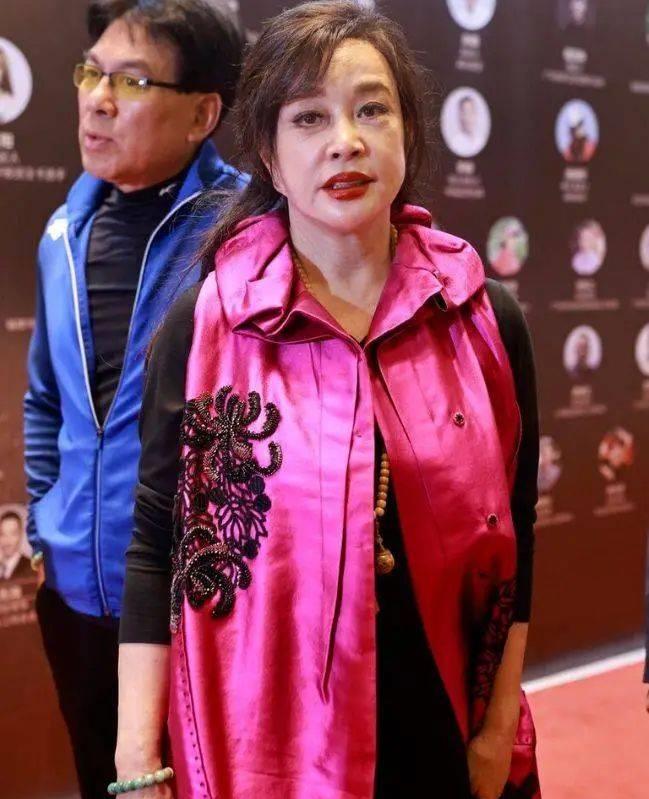 林允突然晒了一组图，打了大半个娱乐圈的脸