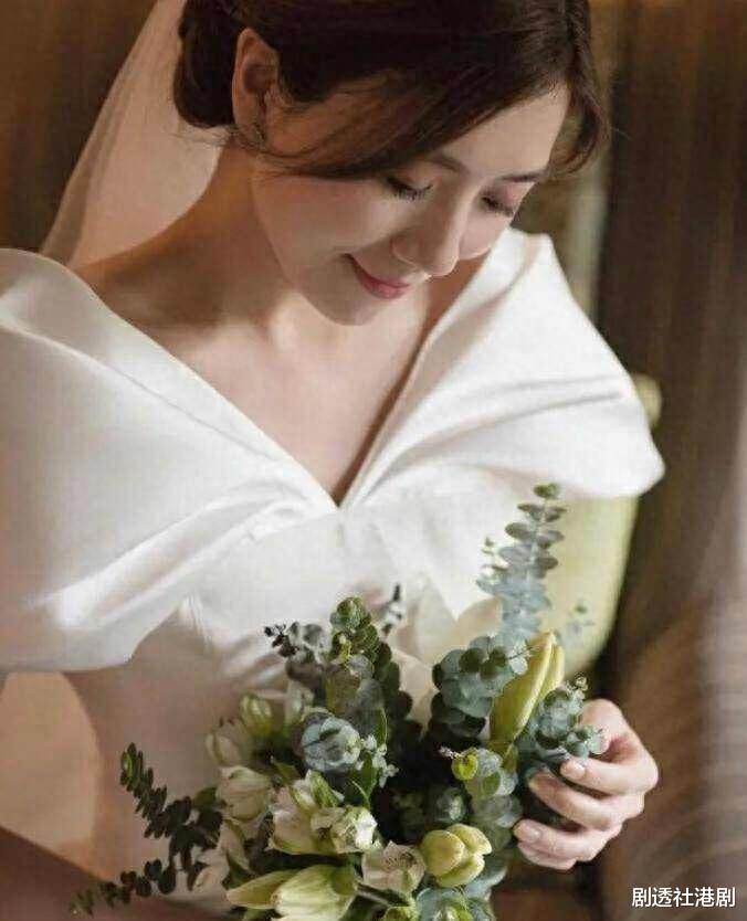 TVB花旦秘密结婚后首现身,被问续约问题,拒回应疑想离巢