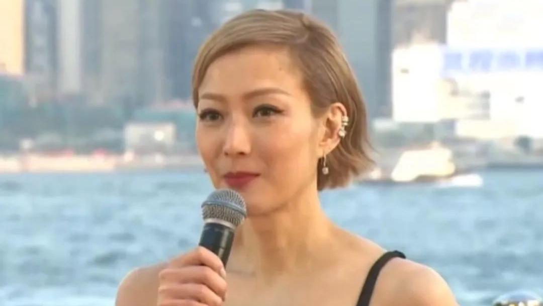 吴镇宇|金像奖红毯：吴镇宇发福，顶流姜涛像非主流，梁洛施裙子难看