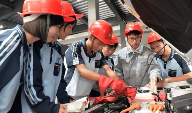 高校|进厂打螺丝9块钱一小时，中专生实习叫人心酸：宛如菜市场挑白菜