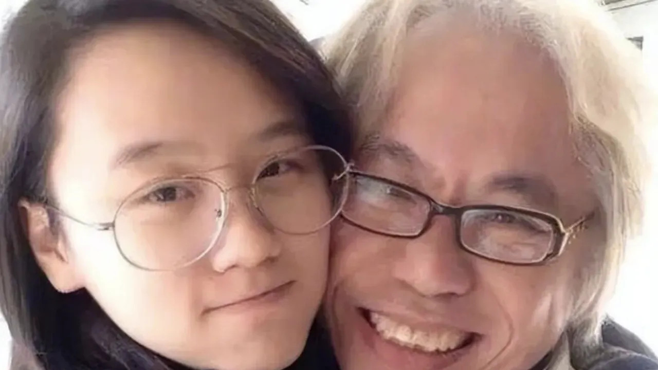 还记得那个“爷孙恋”的17岁少女吗？如今精神失常，两人真爱无疑