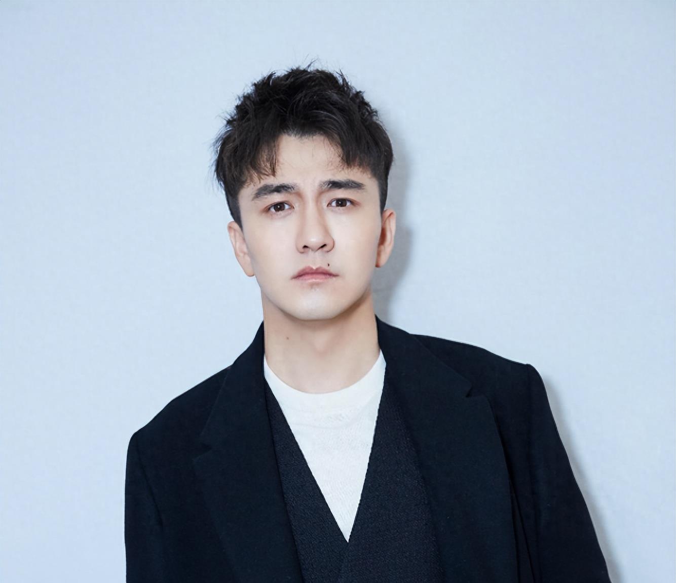 惨遭央媒怒批,目不识丁、德不配位,这几位文盲明星凭什么能走红?