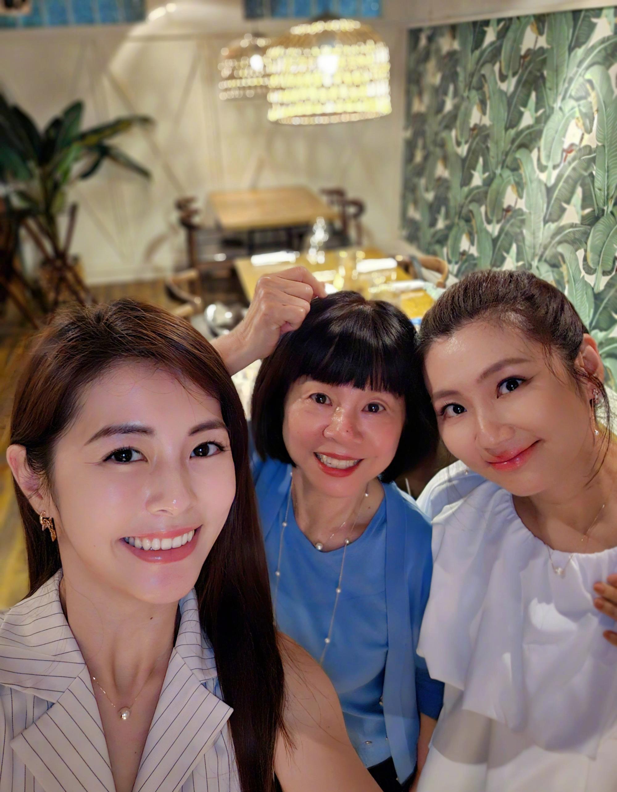 迪丽热巴|任家萱过母亲节罕见穿短裤,双腿烧伤疤痕暴露无遗