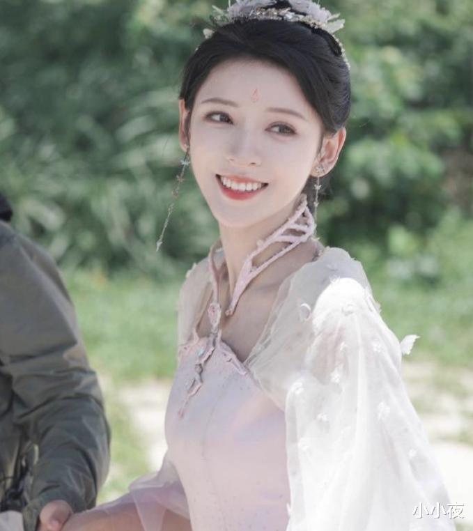 张予曦《斗罗大陆2》杀青照曝光,甜美笑容迷人动人