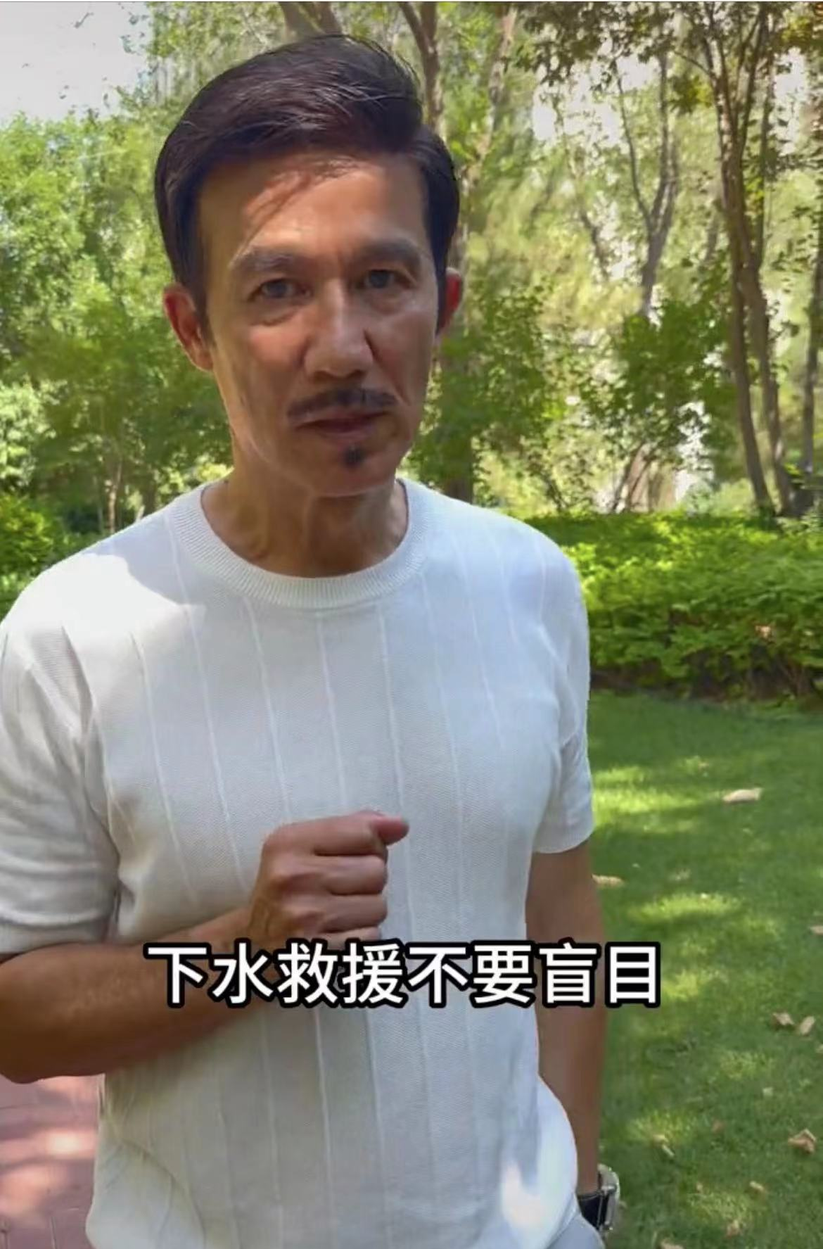 64岁港星李子雄定居河北小县城!娶小23岁内地女星,女方身材姣好