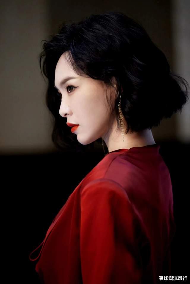 唐嫣cos狂飙大嫂被嘲！穿红衬衣女人味十足，但气场却被高叶比下去