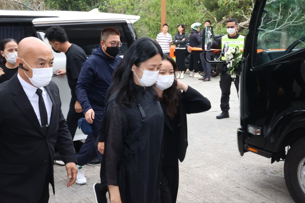 刘德华捧遗照送父亲火化,鞠躬致谢护妻女离开,姐弟六人齐聚