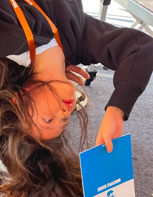 黄磊6岁儿子首次被偶遇,气质阴郁,姐姐坐在异性腿上被他无视