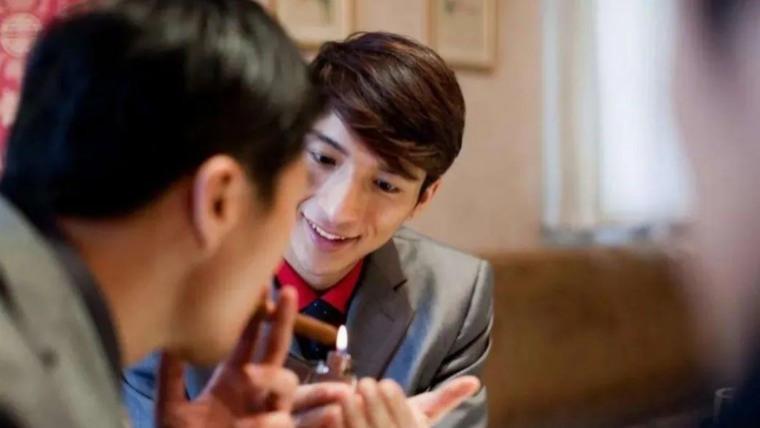 退休厅级伯父告诫我：饭局上领导给你“递烟”，千万别说“我不会抽烟”，高情商的应对是