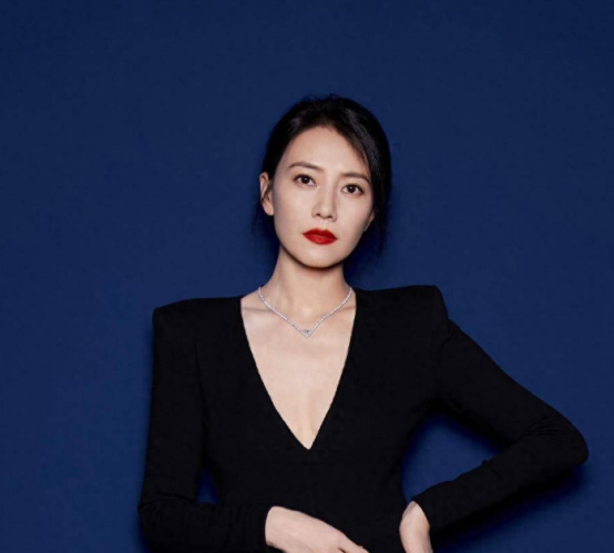 高圆圆赵又廷合体接娃!4岁女儿紧抓爸爸手不放,活泼可爱颜值高