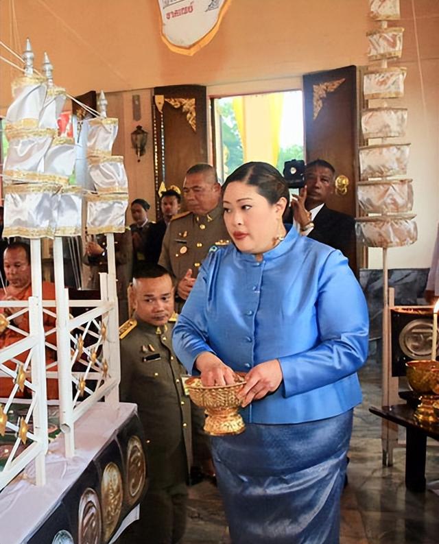 泰国的诗丽帕公主人美心善,救助流浪动物,年近四十,未婚无子