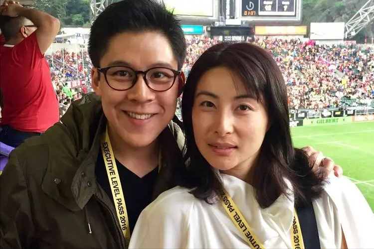 郭晶晶|巩俐与郭晶晶同台出席晚宴!罕见主动屈膝挽手,后者拘谨显尴尬