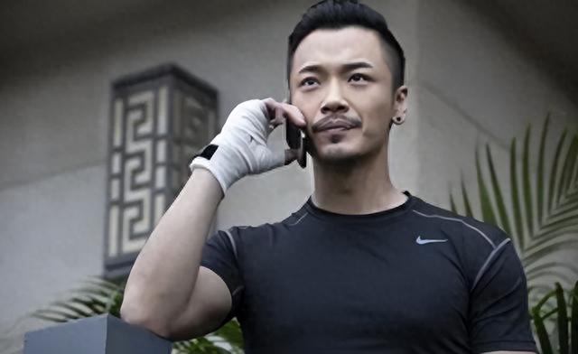 他出道18年不温不火,父亲是《新闻联播》主播,母亲是央视主播