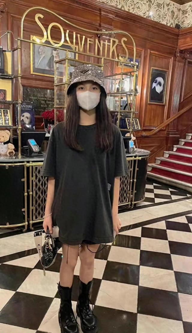 李湘晒照给女儿庆14岁，王诗龄全身大牌但穿着太老气，一股大妈味