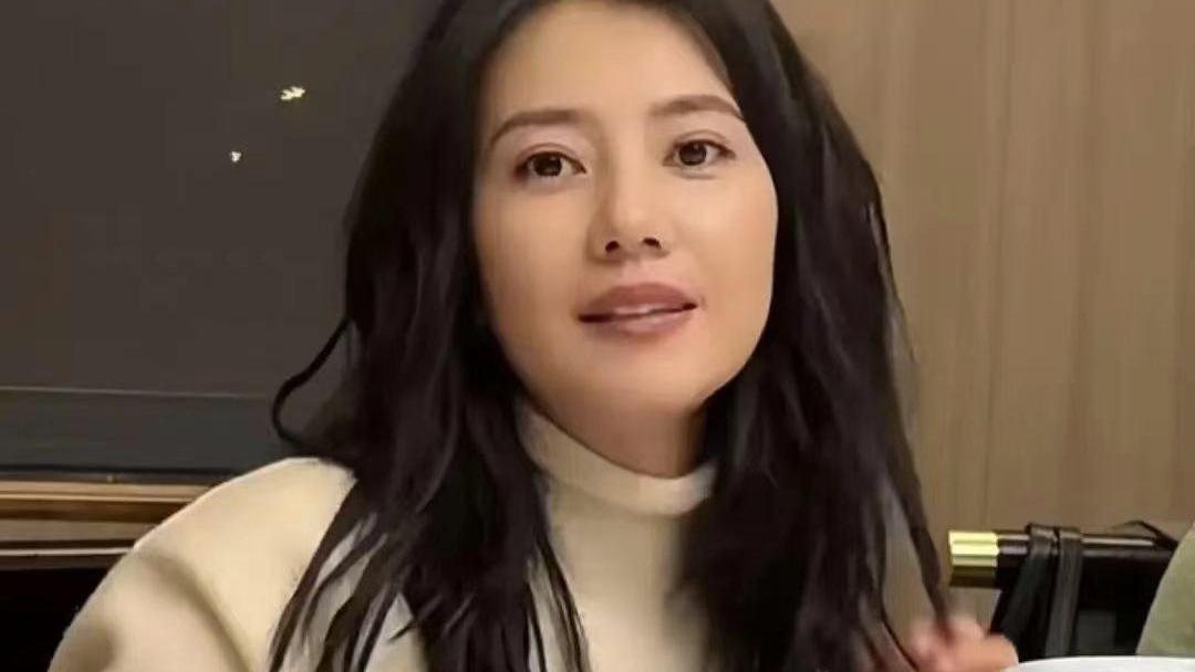 高圆圆|高圆圆现身私人聚会，头发出油结绺懒得打理