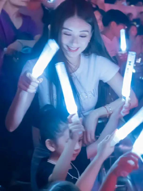 郭富城晒全家福为方媛庆生，大方送整套钻饰礼物，比心合影很恩爱