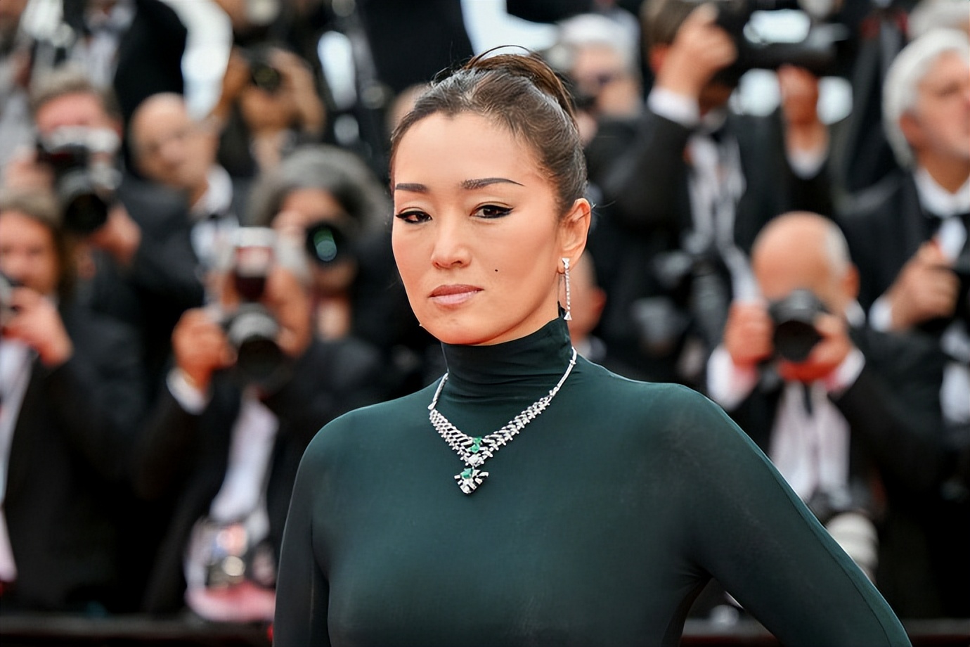 巩俐在戛纳红毯又受宠!