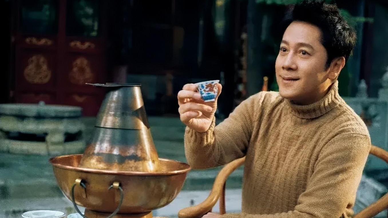 蔡国庆一张照片让网友集体破防：一个“混子”，凭啥住十亿四合院