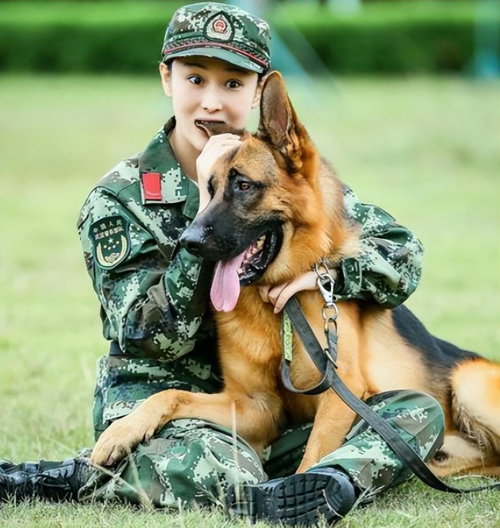 "在节目录制时,张馨予一改往日美丽,精致的形象,穿上端正的军装,素颜