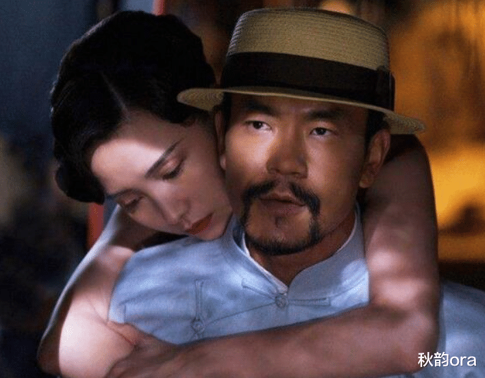 宋佳|宋佳：因事业放弃陈龙，因婚姻放弃张黎，如今与黄少峰长相厮守