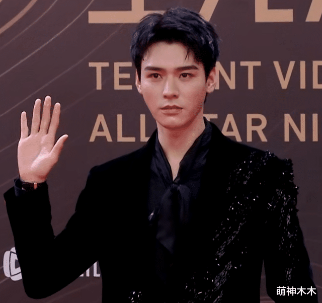 星光大赏红毯生图来了！热巴妆容翻车，杨紫选错礼服，唐嫣皮肤好