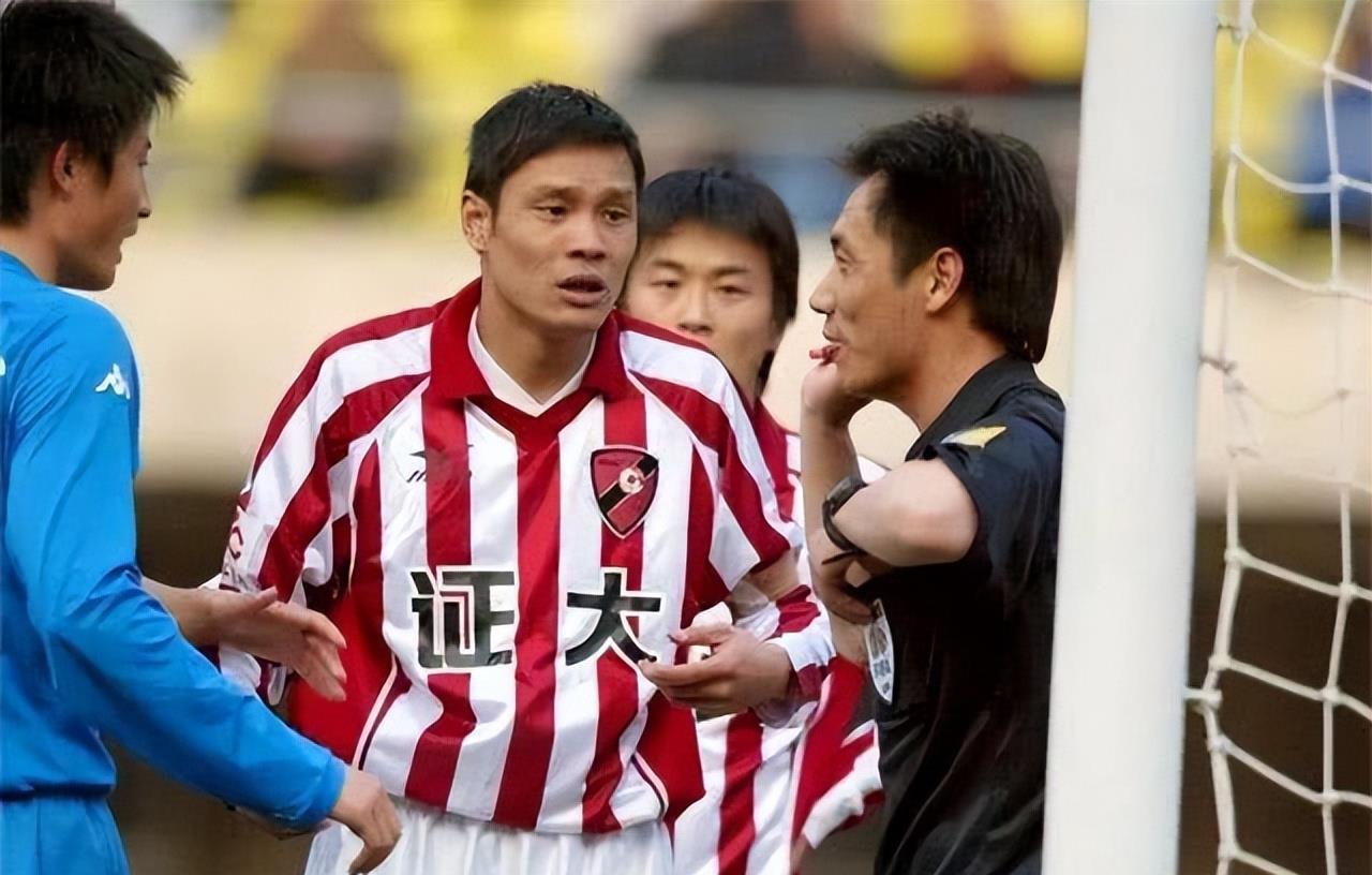 范志毅女儿范斯晶:25岁身材火辣四肢纤细,亲吻土豪男友秀恩爱