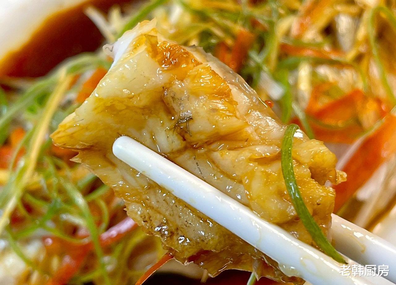 芋头|清蒸鲈鱼的家常做法，鲜嫩洁白无腥味，好吃不腻，几分钟就学到手